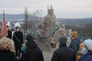 04.12.2021. Kielce. Odsłonięcie pomnika Hilarego Mali w Ogrodzie Botanicznym / Wiktor Taszłow / Radio Kielce