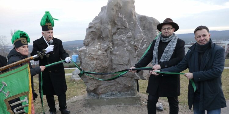 04.12.2021. Kielce. Odsłonięcie pomnika Hilarego Mali w Ogrodzie Botanicznym / Wiktor Taszłow / Radio Kielce