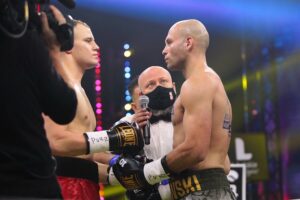 04.12.2021. Kielce. Suzuki Boxing Night X. Walka wieczoru: Michał Łoniewski - Daniel Adamiec (w czerwonych spodenkach) / Wiktor Taszłow / Radio Kielce