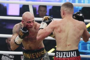 04.12.2021. Kielce. Suzuki Boxing Night X. Walka wieczoru: Michał Łoniewski - Daniel Adamiec (w czerwonych spodenkach) / Wiktor Taszłow / Radio Kielce