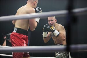 04.12.2021. Kielce. Suzuki Boxing Night X. Walka wieczoru: Michał Łoniewski - Daniel Adamiec (w czerwonych spodenkach) / Wiktor Taszłow / Radio Kielce