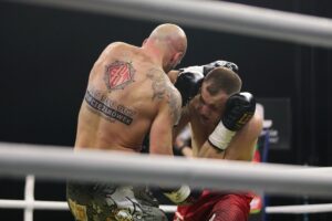 04.12.2021. Kielce. Suzuki Boxing Night X. Walka wieczoru: Michał Łoniewski - Daniel Adamiec (w czerwonych spodenkach) / Wiktor Taszłow / Radio Kielce