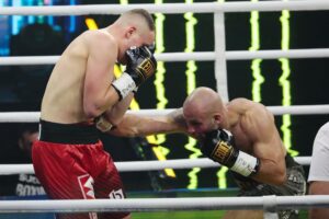 04.12.2021. Kielce. Suzuki Boxing Night X. Walka wieczoru: Michał Łoniewski - Daniel Adamiec (w czerwonych spodenkach) / Wiktor Taszłow / Radio Kielce