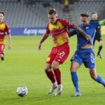 03.11.2021. Kielce. Mecz 1/16 finału Pucharu Polski: Korona Kielce - Stomil Olsztyn. Na zdjęciu (w środku): Mateusz Lewandowski / Wiktor Taszłow / Radio Kielce