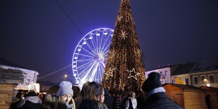 05.12.2021. Kielce. Rynek. Zapalenie światełek na choince / Wiktor Taszłow / Radio Kielce