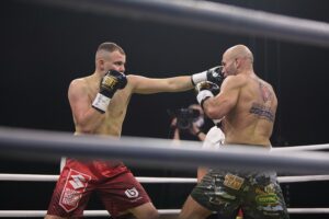 04.12.2021. Kielce. Suzuki Boxing Night X. Walka wieczoru: Michał Łoniewski - Daniel Adamiec (w czerwonych spodenkach) / Wiktor Taszłow / Radio Kielce