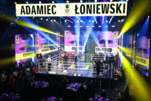 04.12.2021. Kielce. Suzuki Boxing Night X. Walka wieczoru: Michał Łoniewski - Daniel Adamiec (w czerwonych spodenkach) / Wiktor Taszłow / Radio Kielce