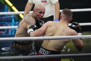 04.12.2021. Kielce. Suzuki Boxing Night X. Walka wieczoru: Michał Łoniewski - Daniel Adamiec (w czerwonych spodenkach) / Wiktor Taszłow / Radio Kielce