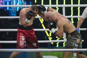 04.12.2021. Kielce. Suzuki Boxing Night X. Walka wieczoru: Michał Łoniewski - Daniel Adamiec (w czerwonych spodenkach) / Wiktor Taszłow / Radio Kielce