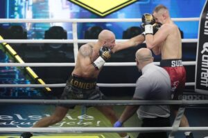 04.12.2021. Kielce. Suzuki Boxing Night X. Walka wieczoru: Michał Łoniewski - Daniel Adamiec (w czerwonych spodenkach) / Wiktor Taszłow / Radio Kielce