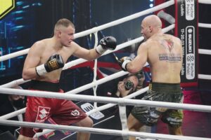 04.12.2021. Kielce. Suzuki Boxing Night X. Walka wieczoru: Michał Łoniewski - Daniel Adamiec (w czerwonych spodenkach) / Wiktor Taszłow / Radio Kielce