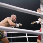04.12.2021. Kielce. Suzuki Boxing Night X. Walka wieczoru: Michał Łoniewski - Daniel Adamiec (w czerwonych spodenkach) / Wiktor Taszłow / Radio Kielce