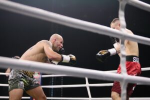 04.12.2021. Kielce. Suzuki Boxing Night X. Walka wieczoru: Michał Łoniewski - Daniel Adamiec (w czerwonych spodenkach) / Wiktor Taszłow / Radio Kielce