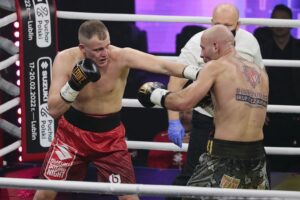 04.12.2021. Kielce. Suzuki Boxing Night X. Walka wieczoru: Michał Łoniewski - Daniel Adamiec (w czerwonych spodenkach) / Wiktor Taszłow / Radio Kielce