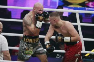 04.12.2021. Kielce. Suzuki Boxing Night X. Walka wieczoru: Michał Łoniewski - Daniel Adamiec (w czerwonych spodenkach) / Wiktor Taszłow / Radio Kielce