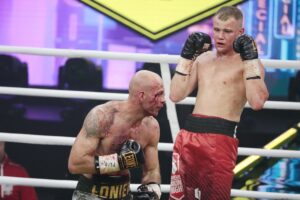 04.12.2021. Kielce. Suzuki Boxing Night X. Walka wieczoru: Michał Łoniewski - Daniel Adamiec (w czerwonych spodenkach) / Wiktor Taszłow / Radio Kielce