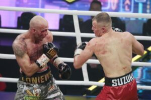 04.12.2021. Kielce. Suzuki Boxing Night X. Walka wieczoru: Michał Łoniewski - Daniel Adamiec (w czerwonych spodenkach) / Wiktor Taszłow / Radio Kielce