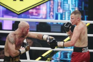 04.12.2021. Kielce. Suzuki Boxing Night X. Walka wieczoru: Michał Łoniewski - Daniel Adamiec (w czerwonych spodenkach) / Wiktor Taszłow / Radio Kielce