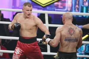 04.12.2021. Kielce. Suzuki Boxing Night X. Walka wieczoru: Michał Łoniewski - Daniel Adamiec (w czerwonych spodenkach) / Wiktor Taszłow / Radio Kielce