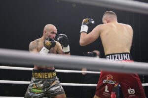 04.12.2021. Kielce. Suzuki Boxing Night X. Walka wieczoru: Michał Łoniewski - Daniel Adamiec (w czerwonych spodenkach) / Wiktor Taszłow / Radio Kielce