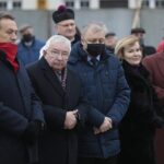 05.12.2021. Wolica. Wmurowanie aktu erekcyjnego pod budowę przychodni. Na zdjęciu (od lewej): Mirosław Gębski - starosta kielecki, poseł Krzysztof Lipiec, Sebastian Skuza - sekretarz stanu w Ministerstwie Finansów, Anna Krupka - wiceminister sportu i turystyki, senator Krzysztof Słoń / Wiktor Taszłow / Radio Kielce