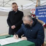 05.12.2021. Wolica. Wmurowanie aktu erekcyjnego pod budowę przychodni. Na zdjęciu (od lewej): Robert Jaworski - burmistrz Chęcin i Sebastian Skuza - sekretarz stanu w Ministerstwie Finansów / Wiktor Taszłow / Radio Kielce