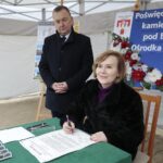 05.12.2021. Wolica. Wmurowanie aktu erekcyjnego pod budowę przychodni. Na zdjęciu: Robert Jaworski - burmistrz Chęcin i Anna Krupka - wiceminister sportu i turystyki / Wiktor Taszłow / Radio Kielce