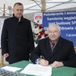 05.12.2021. Wolica. Wmurowanie aktu erekcyjnego pod budowę przychodni. Na zdjęciu (od lewej): Robert Jaworski - burmistrz Chęcin i poseł Krzysztof Lipiec / Wiktor Taszłow / Radio Kielce