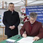 05.12.2021. Wolica. Wmurowanie aktu erekcyjnego pod budowę przychodni. Na zdjęciu (od lewej): Robert Jaworski - burmistrz Chęcin i senator Krzysztof Słoń / Wiktor Taszłow / Radio Kielce