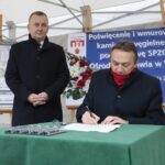 05.12.2021. Wolica. Wmurowanie aktu erekcyjnego pod budowę przychodni. Na zdjęciu (od lewej): Robert Jaworski - burmistrz Chęcin i Mirosław Gębski - starosta kielecki / Wiktor Taszłow / Radio Kielce