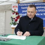 05.12.2021. Wolica. Wmurowanie aktu erekcyjnego pod budowę przychodni. Na zdjęciu: Robert Jaworski - burmistrz Chęcin / Wiktor Taszłow / Radio Kielce