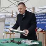 05.12.2021. Wolica. Wmurowanie aktu erekcyjnego pod budowę przychodni. Na zdjęciu: Robert Jaworski - burmistrz Chęcin / Wiktor Taszłow / Radio Kielce