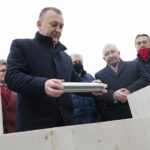 05.12.2021. Wolica. Wmurowanie aktu erekcyjnego pod budowę przychodni. Na zdjęciu: Robert Jaworski - burmistrz Chęcin / Wiktor Taszłow / Radio Kielce