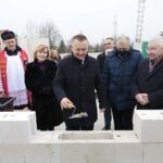 05.12.2021. Wolica. Wmurowanie aktu erekcyjnego pod budowę przychodni. Na zdjęciu (od lewej): Anna Krupka - wiceminister sportu i turystyki, Robert Jaworski - burmistrz Chęcin, Sebastian Skuza - sekretarz stanu w Ministerstwie Finansów, poseł Krzysztof Lipiec / Wiktor Taszłow / Radio Kielce