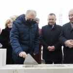 05.12.2021. Wolica. Wmurowanie aktu erekcyjnego pod budowę przychodni. Na zdjęciu (od lewej): Anna Krupka - wiceminister sportu i turystyki, Sebastian Skuza - sekretarz stanu w Ministerstwie Finansów, Robert Jaworski - burmistrz Chęcin, poseł Krzysztof Lipiec / Wiktor Taszłow / Radio Kielce