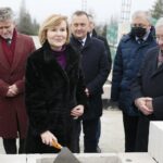 05.12.2021. Wolica. Wmurowanie aktu erekcyjnego pod budowę przychodni. Na zdjęciu (od lewej): senator Krzysztof Słoń, Anna Krupka - wiceminister sportu i turystyki, Robert Jaworski - burmistrz Chęcin, Sebastian Skuza - sekretarz stanu w Ministerstwie Finansów, poseł Krzysztof Lipiec / Wiktor Taszłow / Radio Kielce