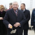 05.12.2021. Wolica. Wmurowanie aktu erekcyjnego pod budowę przychodni. Na zdjęciu (od lewej): Anna Krupka - wiceminister sportu i turystyki, senator Krzysztof Słoń , poseł Krzysztof Lipiec, Robert Jaworski - burmistrz Chęcin, Sebastian Skuza - sekretarz stanu w Ministerstwie Finansów / Wiktor Taszłow / Radio Kielce