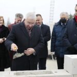 05.12.2021. Wolica. Wmurowanie aktu erekcyjnego pod budowę przychodni. Na zdjęciu (od lewej): Anna Krupka - wiceminister sportu i turystyki, senator Krzysztof Słoń, poseł Krzysztof Lipiec, Robert Jaworski - burmistrz Chęcin, Sebastian Skuza - sekretarz stanu w Ministerstwie Finansów, Mirosław Gębski - starosta kielecki / Wiktor Taszłow / Radio Kielce