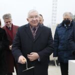 05.12.2021. Wolica. Wmurowanie aktu erekcyjnego pod budowę przychodni. Na zdjęciu (od lewej): Anna Krupka - wiceminister sportu i turystyki, senator Krzysztof Słoń, poseł Krzysztof Lipiec, Robert Jaworski - burmistrz Chęcin, Sebastian Skuza - sekretarz stanu w Ministerstwie Finansów, Mirosław Gębski - starosta kielecki / Wiktor Taszłow / Radio Kielce