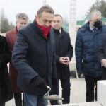 05.12.2021. Wolica. Wmurowanie aktu erekcyjnego pod budowę przychodni. Na zdjęciu (od lewej): Anna Krupka - wiceminister sportu i turystyki, senator Krzysztof Słoń, Mirosław Gębski - starosta kielecki, Robert Jaworski - burmistrz Chęcin, Sebastian Skuza - sekretarz stanu w Ministerstwie Finansów, poseł Krzysztof Lipiec / Wiktor Taszłow / Radio Kielce