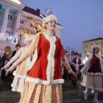 05.12.2021. Kielce. Rynek. Zapalenie światełek na choince / Wiktor Taszłow / Radio Kielce