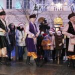 05.12.2021. Kielce. Rynek. Zapalenie światełek na choince / Wiktor Taszłow / Radio Kielce