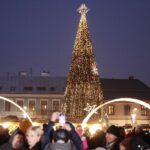 05.12.2021. Kielce. Rynek. Zapalenie światełek na choince / Wiktor Taszłow / Radio Kielce
