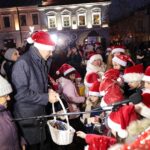 05.12.2021. Kielce. Rynek. Zapalenie światełek na choince. Na zdjęciu: Bogdan Wenta - prezydent Kielc / Wiktor Taszłow / Radio Kielce