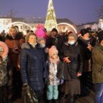 05.12.2021. Kielce. Rynek. Zapalenie światełek na choince / Wiktor Taszłow / Radio Kielce
