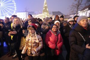 05.12.2021. Kielce. Rynek. Zapalenie światełek na choince / Wiktor Taszłow / Radio Kielce