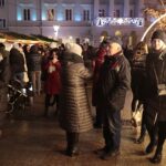 05.12.2021. Kielce. Rynek. Zapalenie światełek na choince / Wiktor Taszłow / Radio Kielce