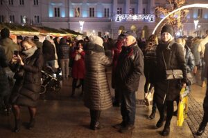 05.12.2021. Kielce. Rynek. Zapalenie światełek na choince / Wiktor Taszłow / Radio Kielce