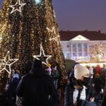 05.12.2021. Kielce. Rynek. Zapalenie światełek na choince / Wiktor Taszłow / Radio Kielce