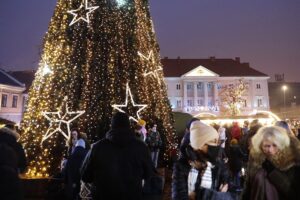 05.12.2021. Kielce. Rynek. Zapalenie światełek na choince / Wiktor Taszłow / Radio Kielce